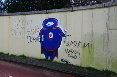 900595 Afbeelding van een graffiti van Mr. Kubus bij het tunneltje onder de Waterlinieweg in de Van Goghlaan te Utrecht.